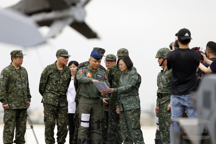 蔡總統聽取F-16V戰機飛行員任務簡報。 圖 : 軍聞社/提供