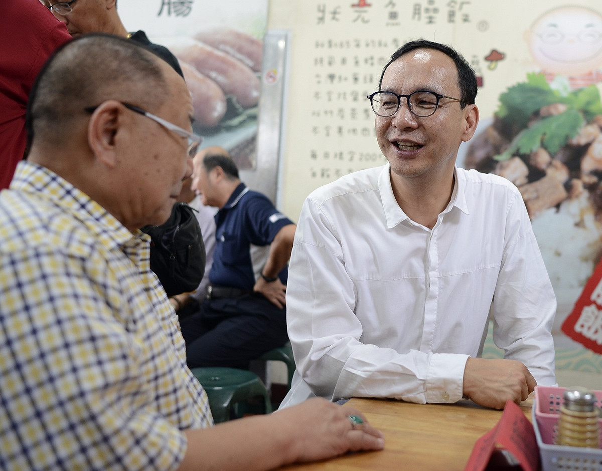 朱立倫28日行腳台南，一早先到知名的「阿憨鹹粥」和民眾一起吃早餐話家常。 圖：朱立倫辦公室／提供