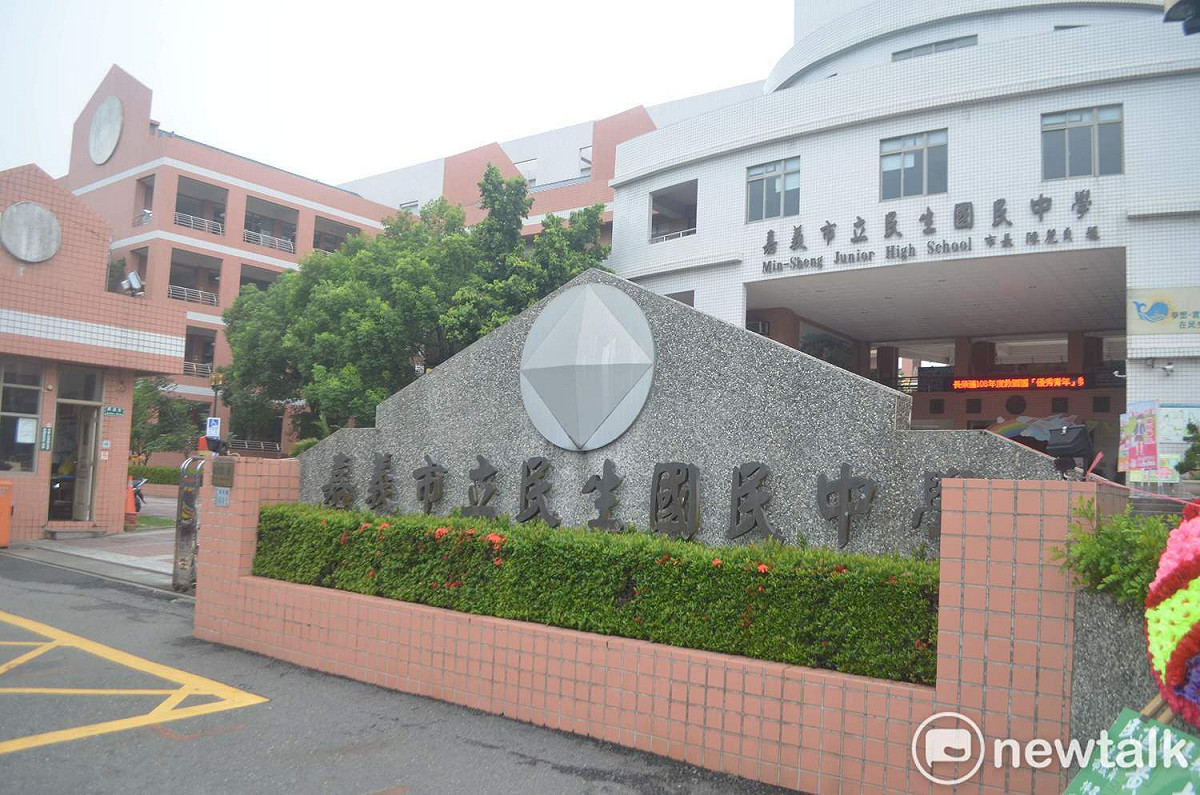 嘉義市全國首創國中小教室全面加裝冷氣，圖為嘉義市知名的民生國中。 圖：蔡坤龍/攝