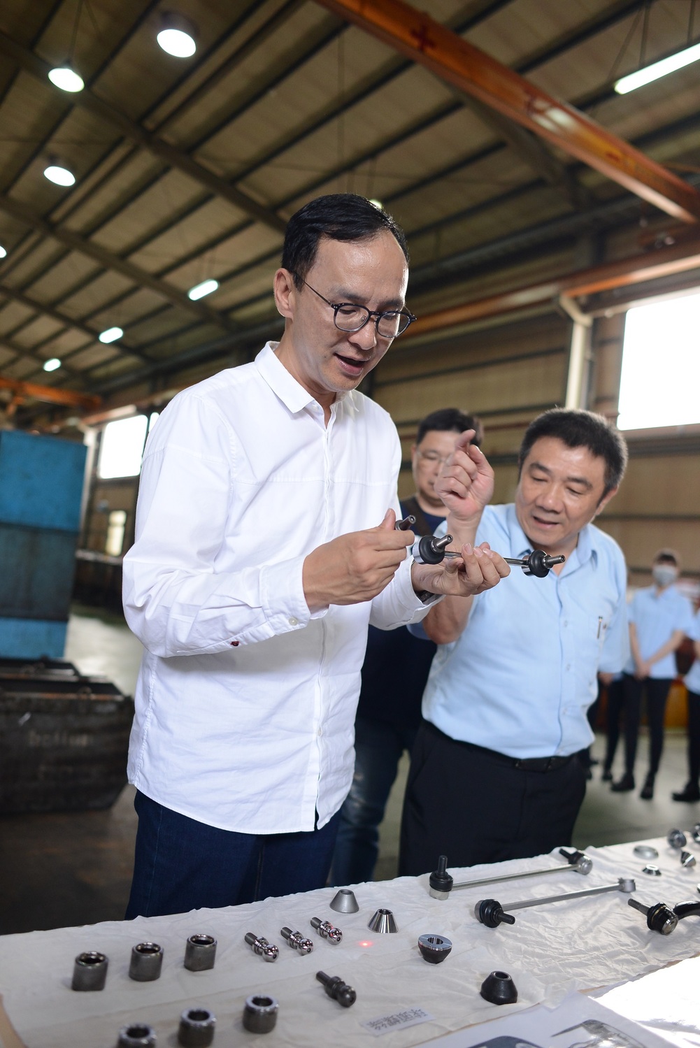 朱立倫認為現在許多企業回流台灣設廠，政府應該協助企業解決五缺問題。 圖：朱立倫辦公室／提供