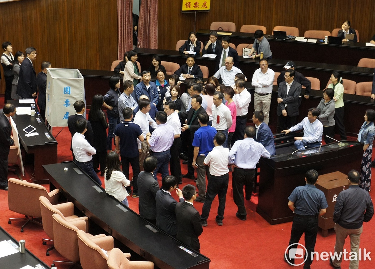 藍綠在票軌前激烈拉扯。 圖：記者黃建豪/攝