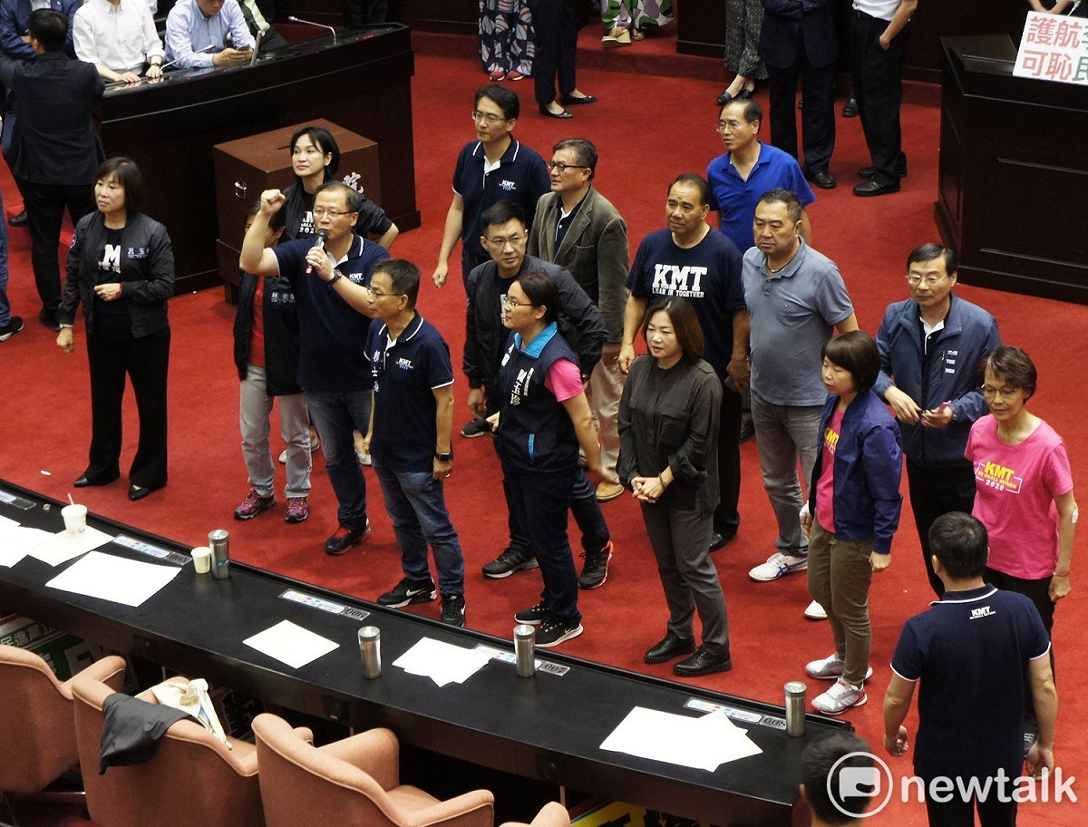 國民黨立院黨團當場宣布不承認其結果，國民黨團總召江啟臣也痛斥，從今天民進黨強渡李進勇案的奧步，就可見總統蔡英文在黨內總統初選投票會怎麼做掉前行政院長賴清德。 圖：黃建豪／攝