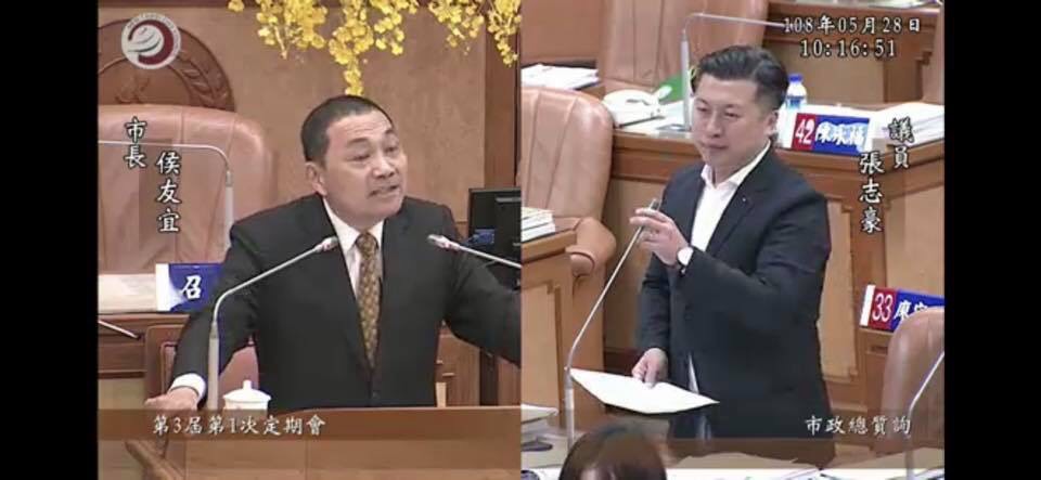 新北市議員張志豪質詢市長侯友宜，侯當場允諾先補助中低收入戶兒童施打輪狀病毒疫苗。 圖：翻攝新北市議會質詢影像