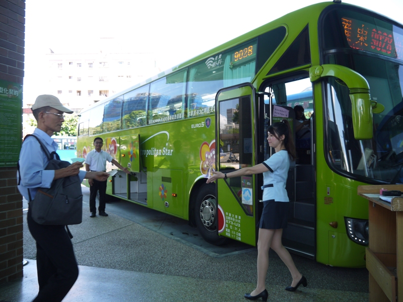 因應中秋連假車潮，公路總局推出百條公車路線半價起跳的優惠價，鼓勵民眾搭乘大眾運輸出遊 圖：大都會暨台北客運提供