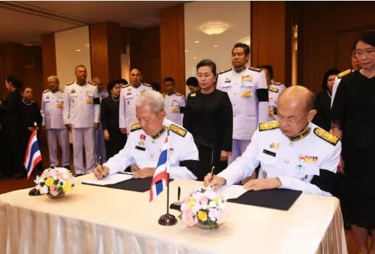 剛上任的泰國樞密院代理主席素拉育（前排左），前往弔唁前主席廷素拉暖。 圖：翻攝自泰國政府官網
