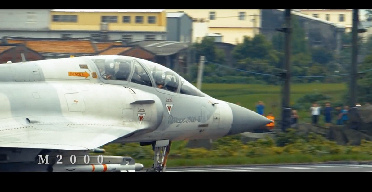 國軍漢光演習昨天在彰化戰備道操演，許多戰機降落在國道一號204-207K的彰化戰備道，讓觀看民眾無不拿起相機猛拍。 圖：翻攝自林佳龍臉書