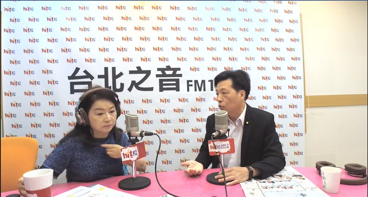 民進黨中執會今天(29日)下午將再對黨內總統初選議題進行討論，期望可以「拍板定案」。對此，「挺英派」立委鄭寶清今天接受周玉蔻廣播專訪，鄭表示，「今天中執會若用表決過了，民進黨大概就去掉大半江山。」而「挺賴派」立委林俊憲接受電話訪問時則強調「惡例一開，以後大家初選都會害怕」。 圖：翻攝周玉蔻臉書