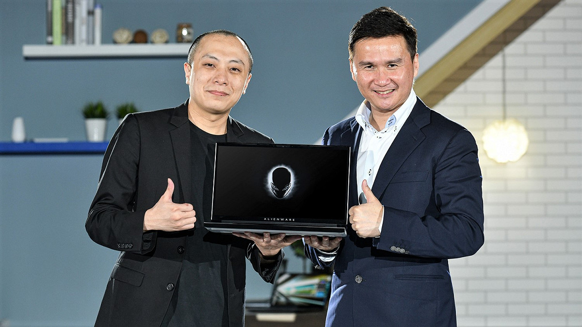J Team 實況主及英雄聯盟賽評貝克與戴爾全球消費性及小型企業產品事業群資深副總裁暨總經理Ray Wah 圖：DELL/提供