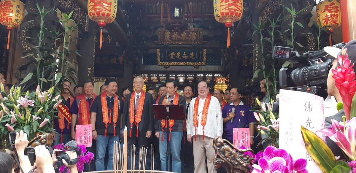 國民黨主席吳敦義和前總統馬英九出席三重先嗇宮建宮遶境祈福活動時，被問及6月1日是否出席凱道挺韓造勢問題。 圖：翻攝先嗇宮臉書