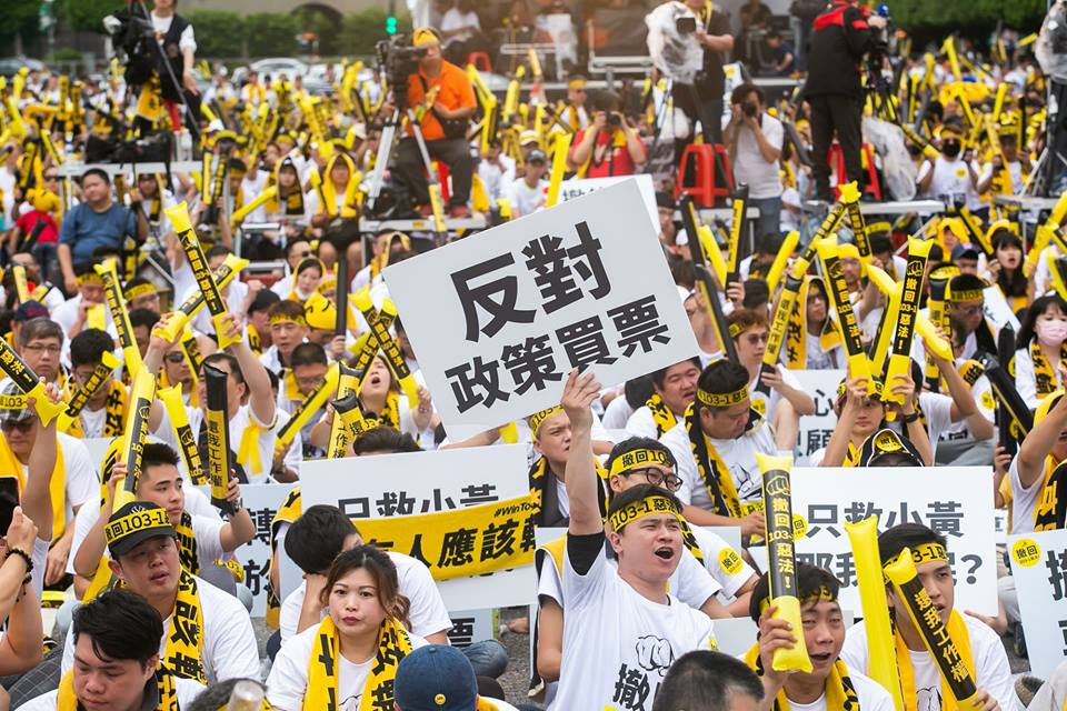 Uber堅持營運模式合法，緩衝期將維持正常營運。圖為4月Uber駕駛在凱達格蘭大道集結抗議。 圖：取自Uber臉書粉絲團