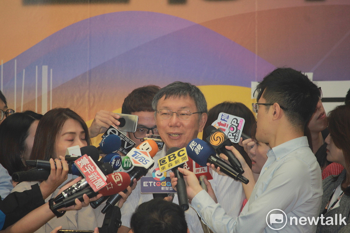 高雄市長韓國瑜被韓粉捧為「庶民總統」，台北市長柯文哲今也說，韓自己當了3任立委、中和副市長，韓的太李佳芬娘家那邊家族也在地方擔任議員，「他已經是政治世家了，怎麼會是素人？」 圖：周煊惠 ／攝