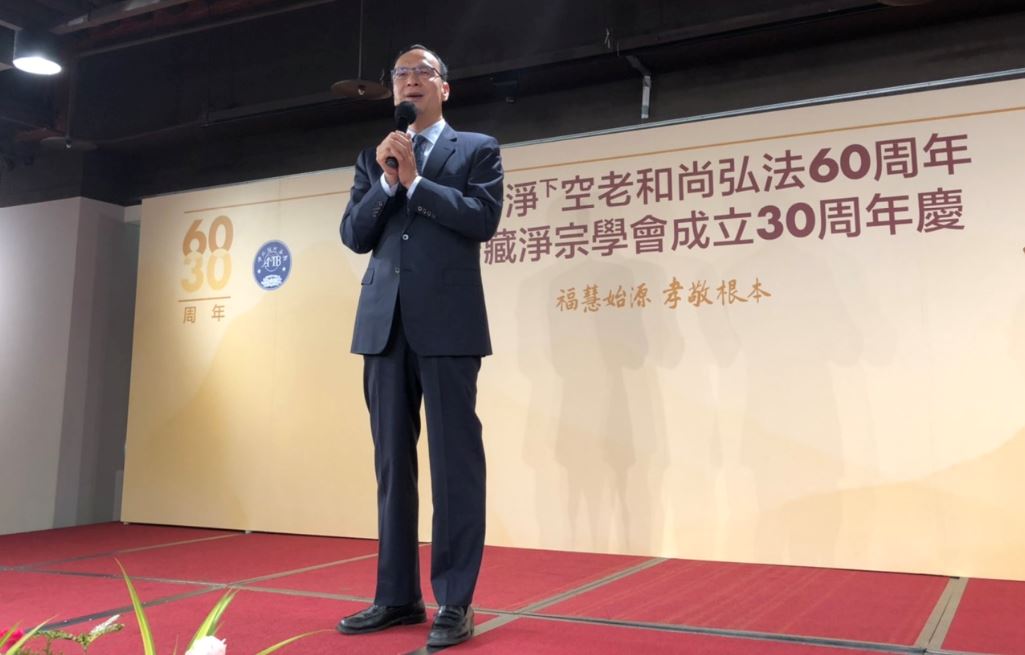 朱立倫肯定郭台銘願為台灣服務、願意犧牲奉獻，但問到是否比照捐薪，他笑說自己還要養家活口。 圖：朱立倫辦公室/提供