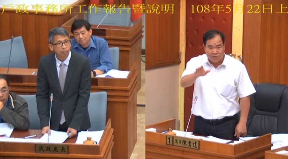 國民黨連江縣議員陳書建（右）日前於質詢時稱同志「比野狗還恐怖」，引起外界撻伐。 圖：翻攝自Youtube