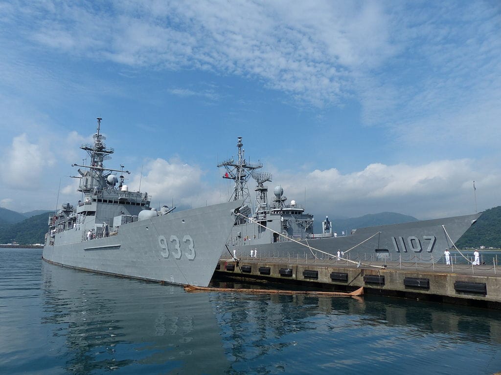 海軍鳳陽軍艦(FFG-933)與子儀軍艦(PFG-1107) 圖：翻攝維基百科/玄史生攝