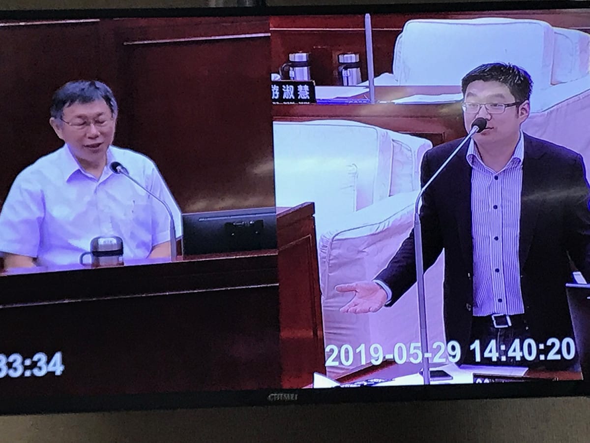 台北市長柯文哲（左）接受國民黨北市議員徐弘庭（右）質詢。 圖：翻攝議場電視轉播