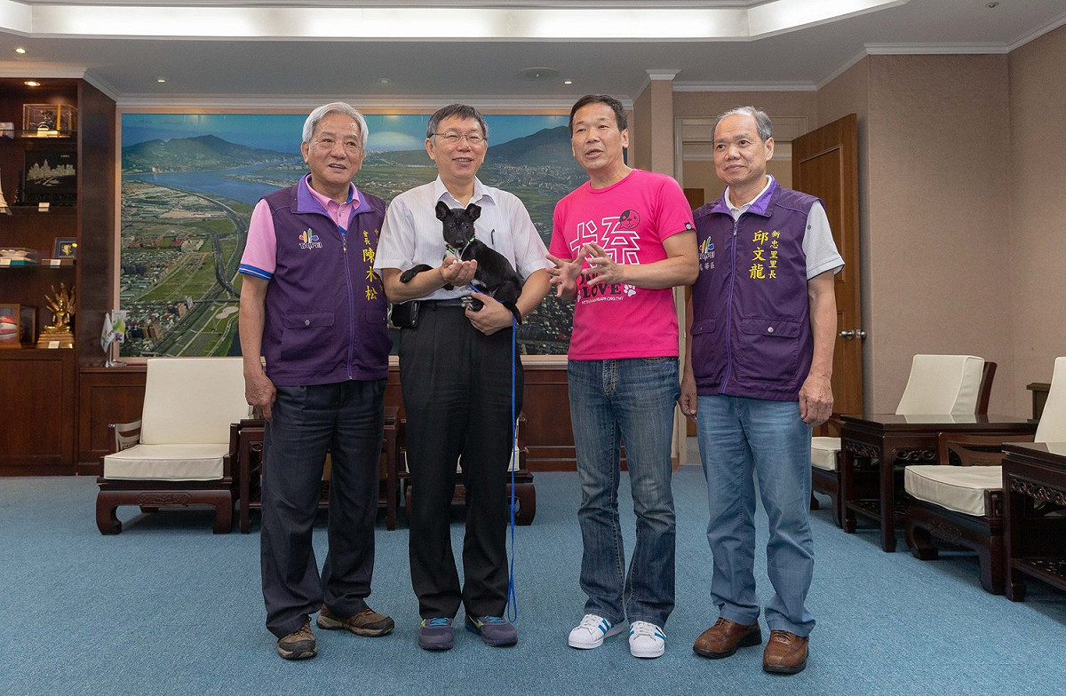 台北市長柯文哲與國民黨台北市議員鍾小平舉行便當會。 圖：擷自柯文哲臉書