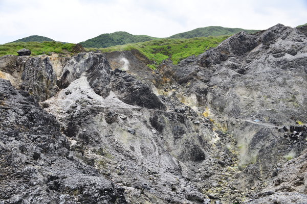 中研院研究團隊經長期監測，認定大屯火山和龜山島為活火山，圖為大油坑。 圖：取自陽明山國家公園官網