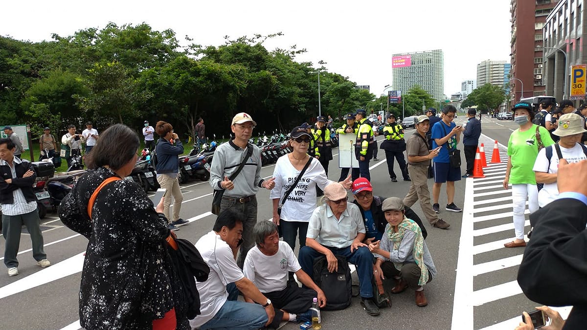 抗議民眾開心在馬路上合影。 圖:陳佩君/攝