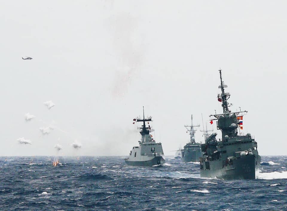 「漢光35號演習」29日在花蓮外海進行操演，由海軍基隆軍艦等各式艦艇編隊進行多項課目的綜合演練，場面壯觀。 圖：軍聞社提供