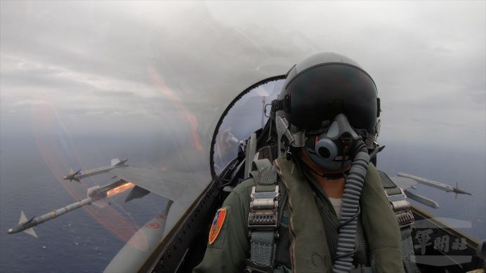 空軍Ｆ-16戰機29日執行「聯合濱海決勝作戰操演」任務，飛行員受令發射響尾蛇飛彈，射擊模擬目標。 圖：軍聞社提供