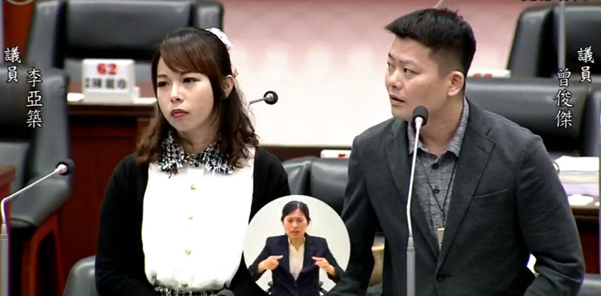 高雄市議員李亞築今日質詢下坑國小校長洪秀熒盜取家長會款、盜刻家長會章的案子，已給予教育部5個月的時間卻得不到回應相當氣憤，連國民黨黨團總召曾俊傑也看不下去，要高雄市長韓國瑜正面處理。 圖：翻攝自高雄市議會臉書