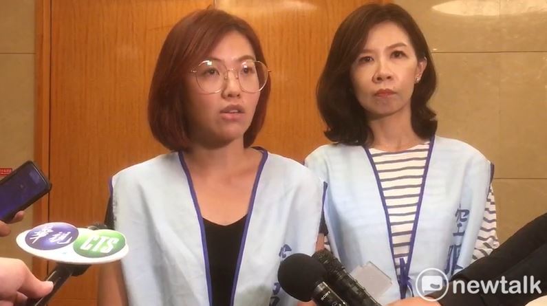 桃園市空服員工會秘書長鄭雅菱表示，工會可接受協商過程開放直播，但必須在對等公平的情況下，有條件開放直播。 圖：林昀真／攝