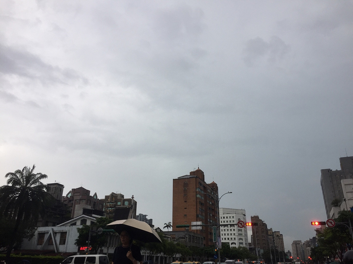 今（30）日鋒面仍在巴士海峽，南部及迎風面的東半部仍有局部短暫陣雨。 圖：閻芝霖/提供