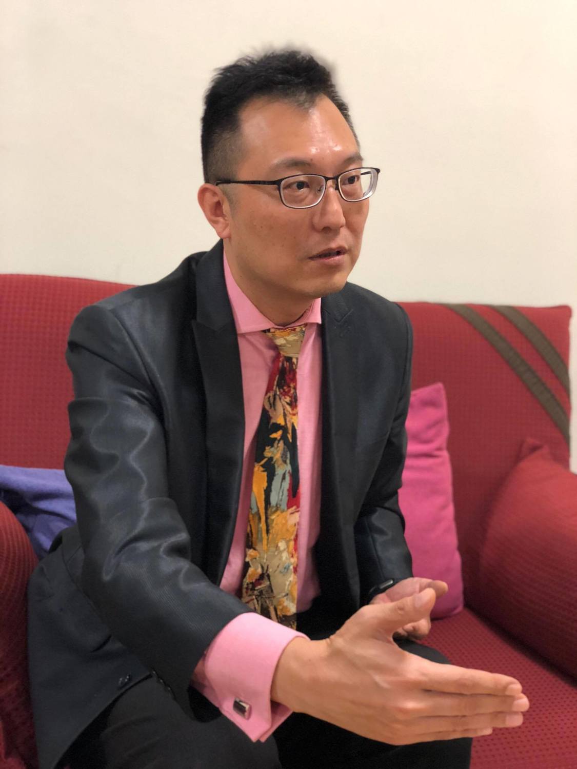 淡江大學蘭陽校園全球發展學院院長包正豪質疑，如果手機民調的目的是要接觸「純手機族」，那是否也意味著這50%的「純手機族」沒有市話？ 圖：取自包正豪臉書