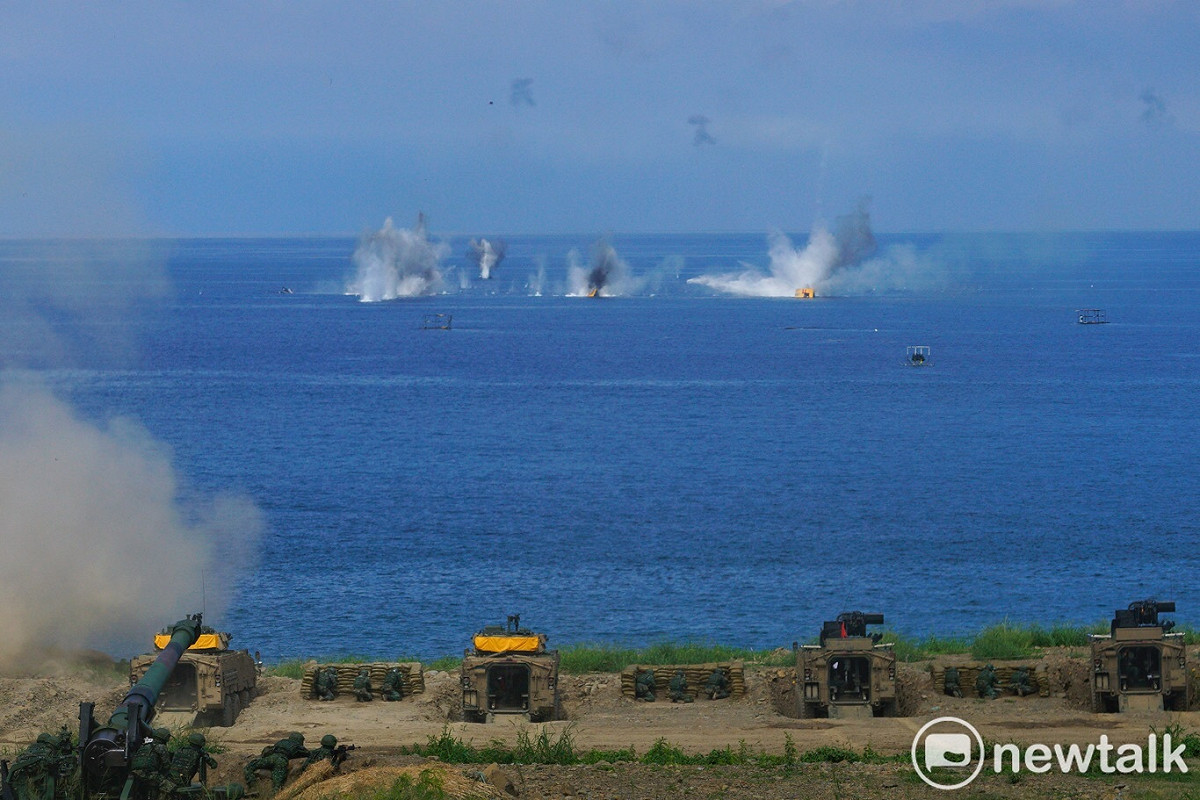 M110自走砲、CM11勇虎戰車、CM34-30集中火力攻擊海上目標。 圖：張良一攝(資料照片)