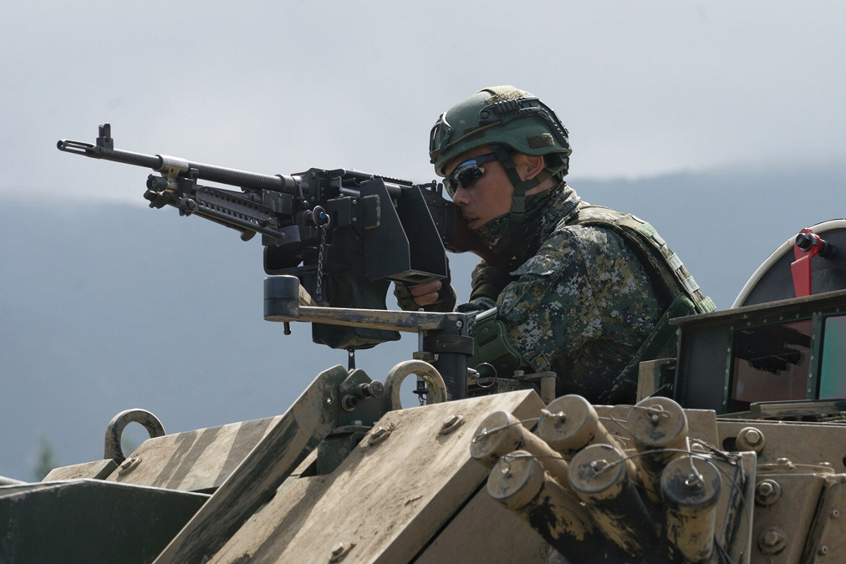 CM34-30機砲車上警戒的士兵。 圖：張良一攝