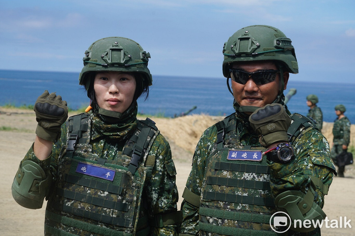陸軍砲兵第43砲指部夫妻檔，中士副砲長許宇翔（右）和下士射擊士趙惠如在演練後合影。許宇翔說，夫妻兩人在同一單位服務又一起完成演習覺得很幸運也很光榮。 圖：張良一攝