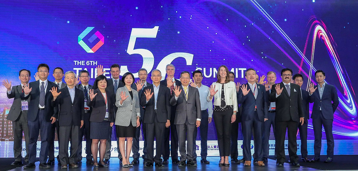 「台北5G國際高峰會(Taipei 5G Summit)」於今(30)日登場，遠傳總經理井琪(前排左4)和與會貴賓上台留影。 圖：遠傳提供