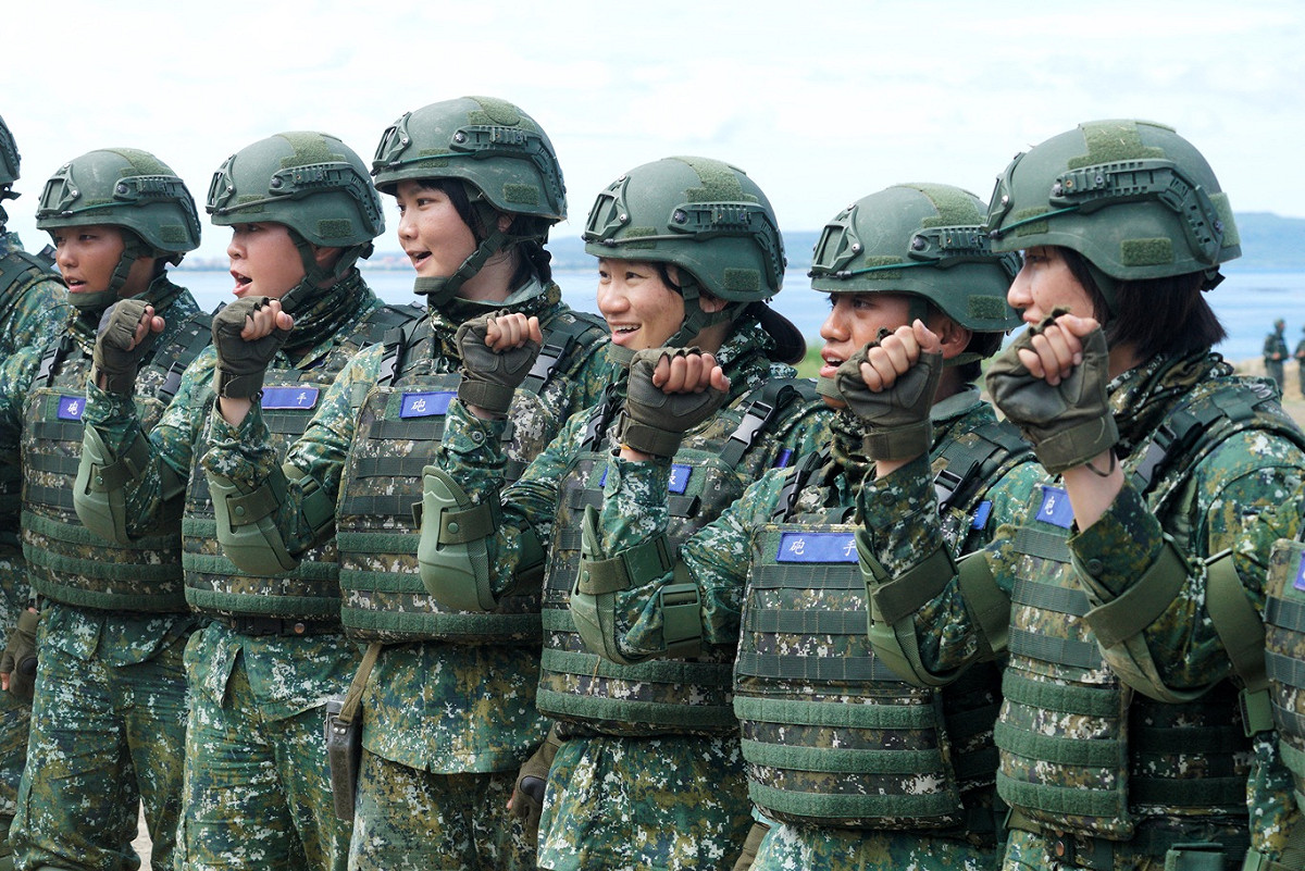 演習之後，第六砲兵班女性官士兵一起受訪。 圖：張良一/攝