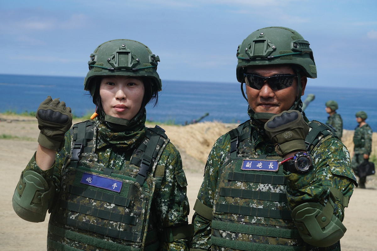 陸軍砲兵第43指揮部砲一營第六砲兵班下士射擊士趙惠如（左）和同一營的中士副砲長許宇翔兩人是夫妻檔。趙惠如說，面對此次操演有點緊張，所性有先生和同袍的支持和鼓勵，讓她能堅持過來。 圖：張良一/攝