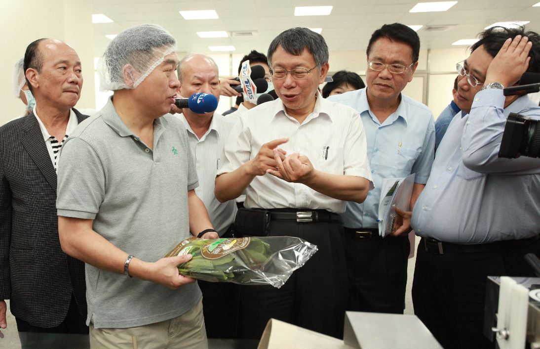 上海台北雙城論壇傳出對岸拋難題，台北市長柯文哲（中）認為，兩岸應該多一點互信才能互諒。（圖為柯文哲參訪桃園市有機農業） 圖：林昀真/攝