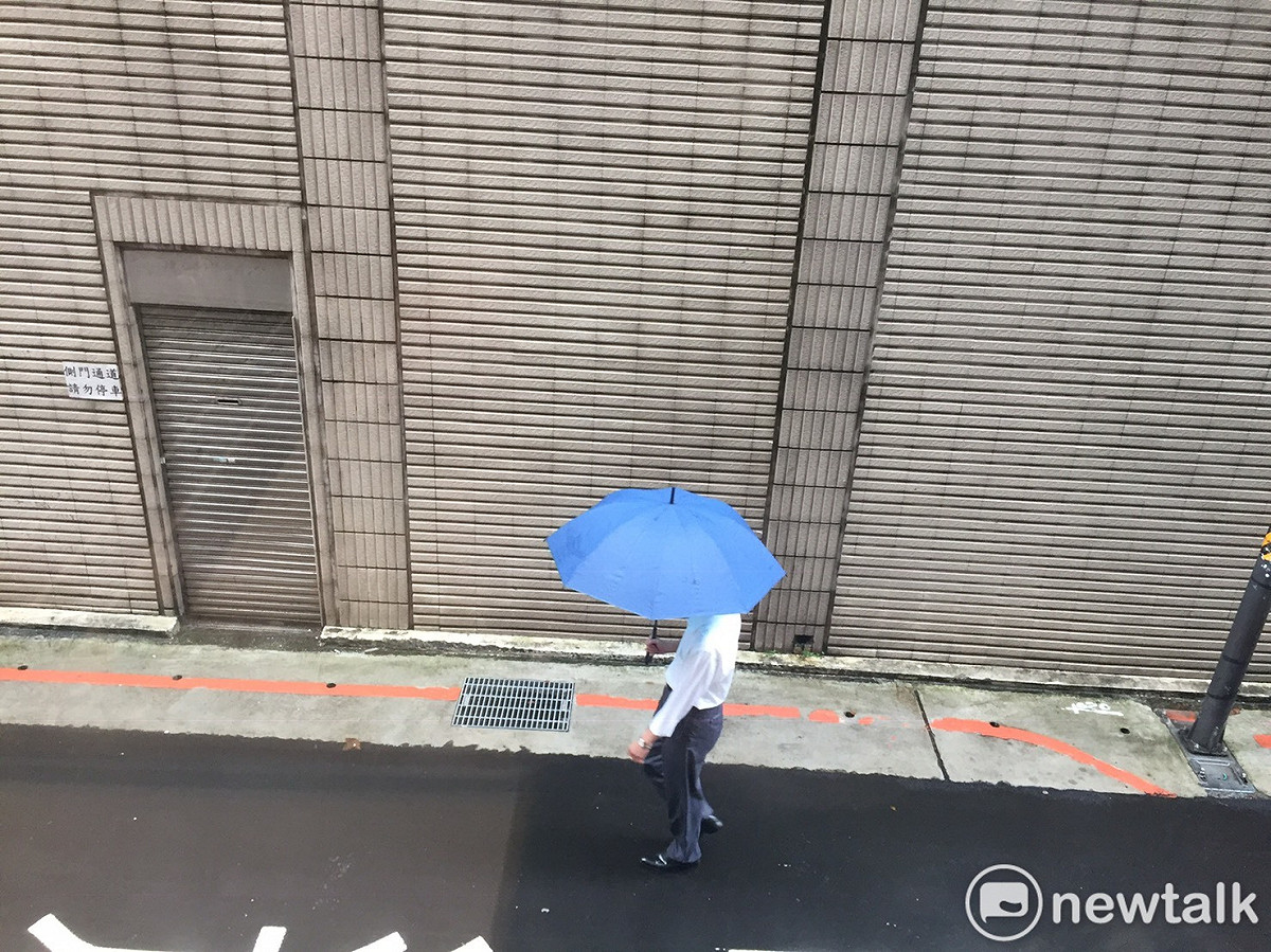 今（3）日天氣不穩定，全台有雨，中央氣象局提醒民眾出門要帶傘 圖：閻芝霖/攝