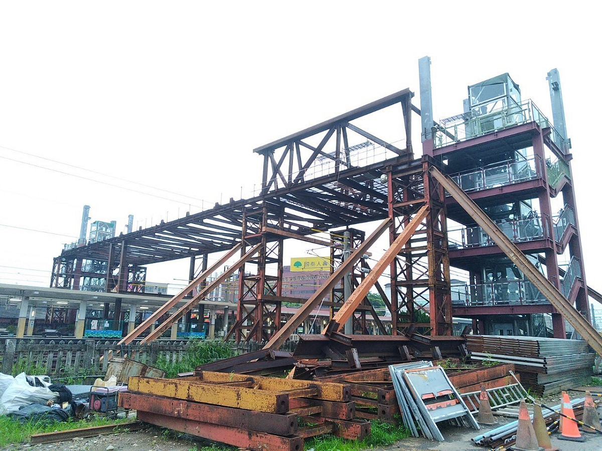 大甲火車站跨站天橋工程停工中。 施志昌/提供