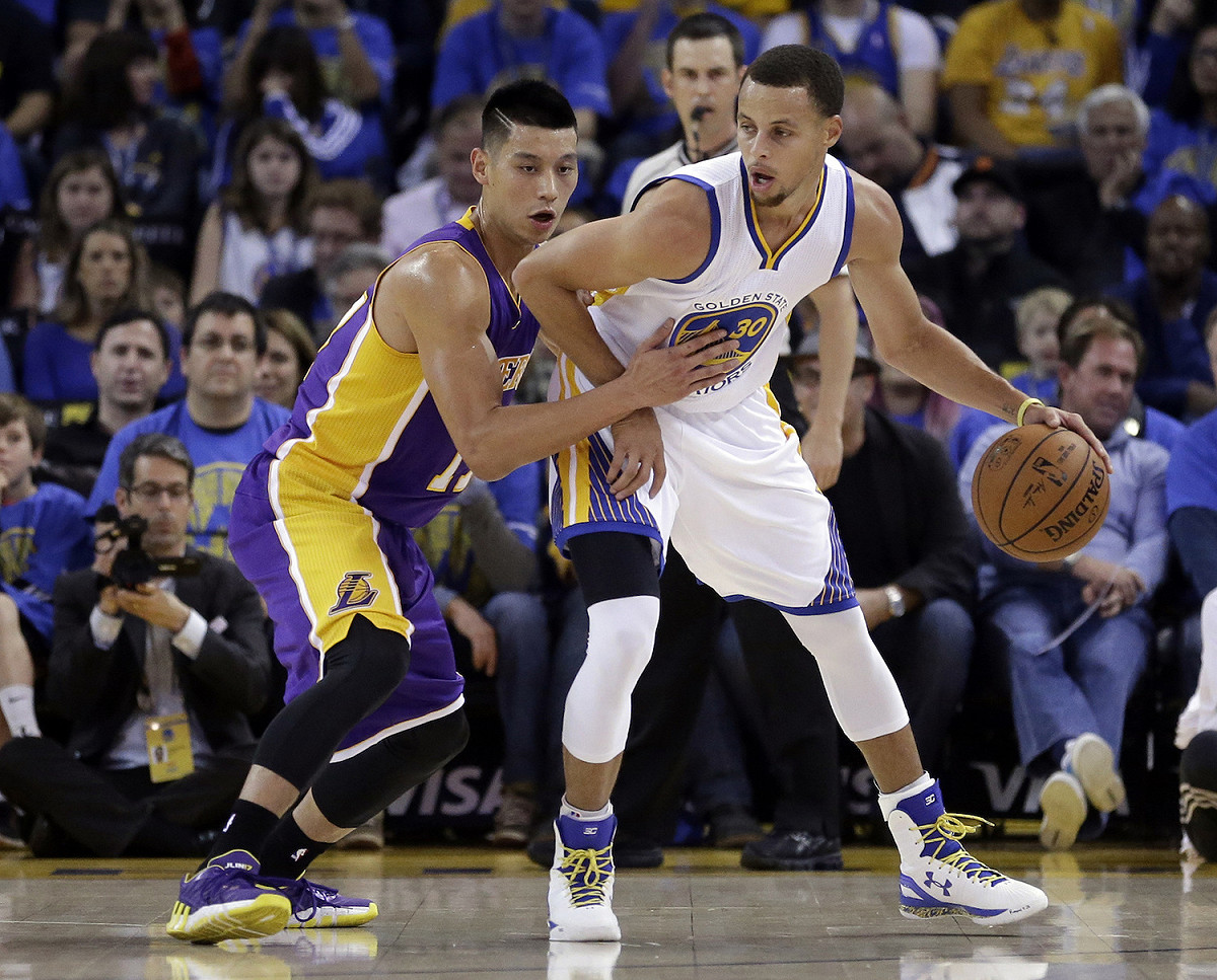 林書豪(左)和Stephen Curry是前勇士隊友。 圖／美聯社／達志影像