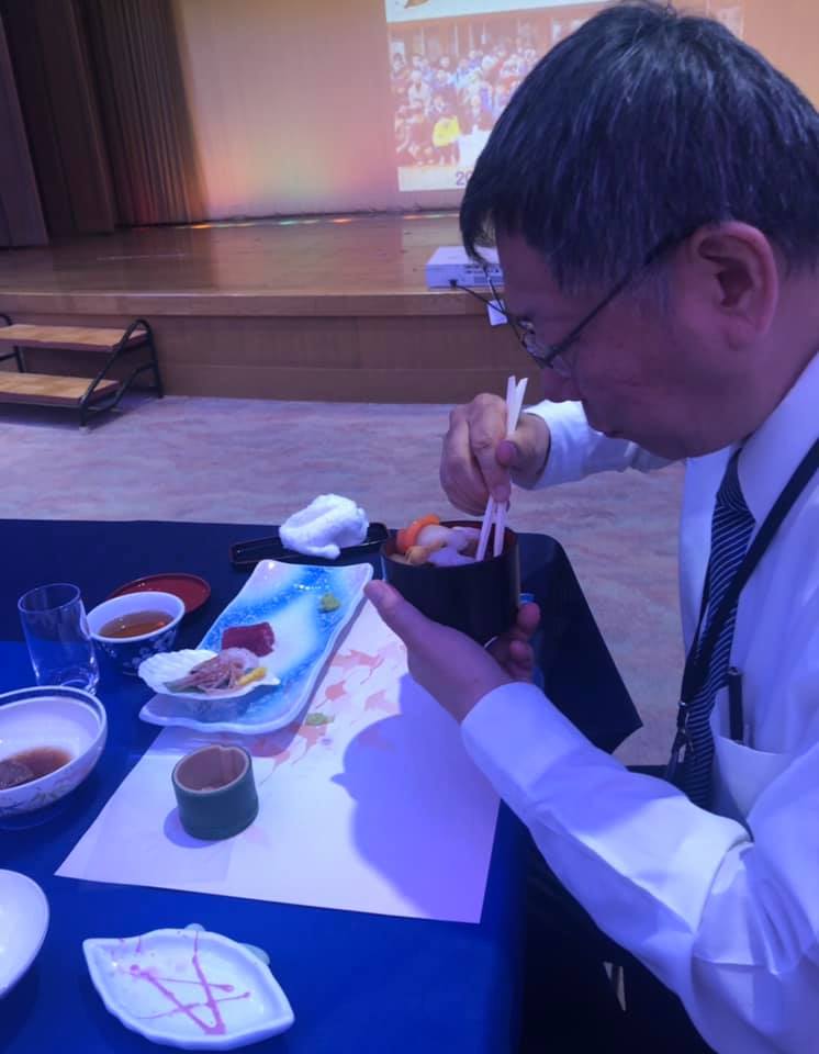 謝長廷po出柯文哲吃生魚片的照片。 圖：翻攝自謝長廷臉書