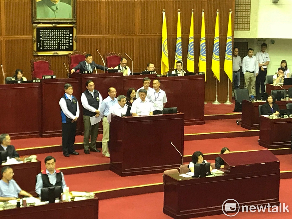 台北市長柯文哲與前市長室主任、北捷董事長李文宗、秘書長張哲揚、法務局長袁秀慧、消防局長吳俊鴻、環保局長劉銘龍、體育局長李再立、大巨蛋籌備處陳世浩等接受備詢。 圖：周煊惠 ／攝