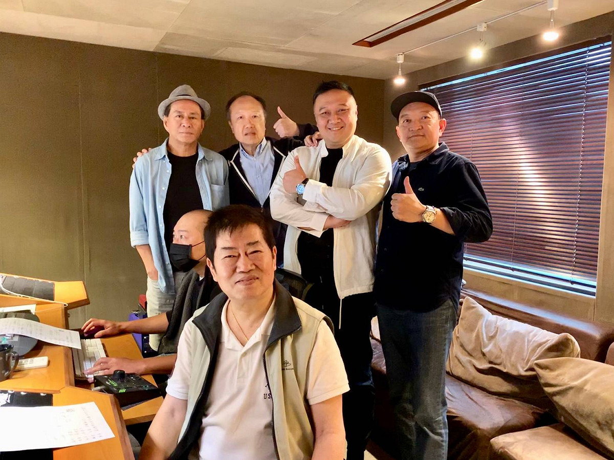 著名音樂人孫建平（坐者）與韓粉合唱團，在凱道大會師當天演唱他所作新歌「都是一家人」。  圖：邱烽堯提供