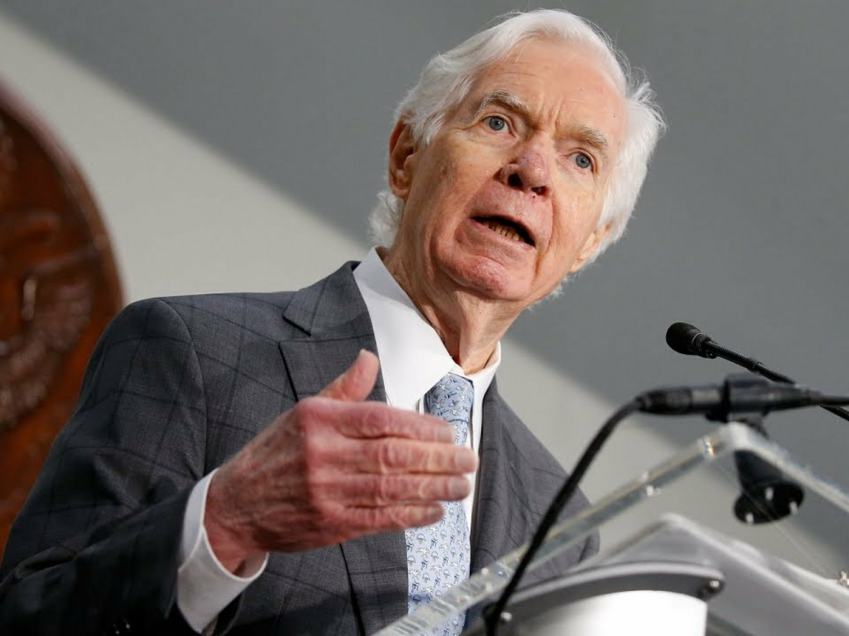 前美國聯邦參議員柯克蘭今天病逝，享壽81歲。柯克蘭生前對台十分友好，曾與其他參議員2度聯合致函時任美國總統歐巴馬，呼籲對台軍售、重申台灣關係法並擴大與台對話。 圖：翻攝自Youtube