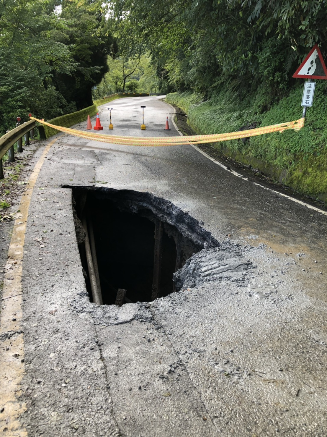 因5月豪雨造成道路路基掏空，埔里工務段已於108年5月30日23時台14甲線18～33k翠峰至遊客中心路段緊急性封路管制。 圖：公路總局/提供