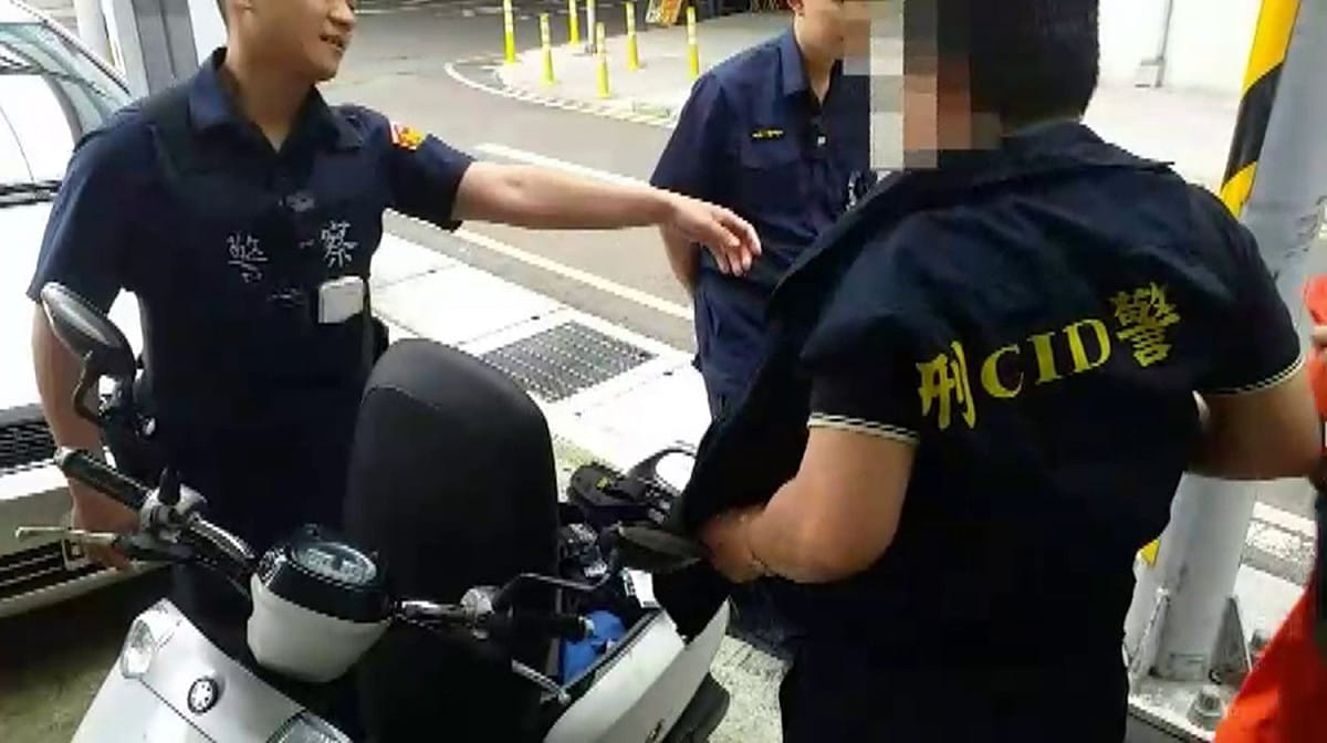 身著刑警背心，配戴BB槍和無線電，這名假冒刑警的鍾姓男子遇到真警察卻全身抖不停。 圖：桃園分局/提供