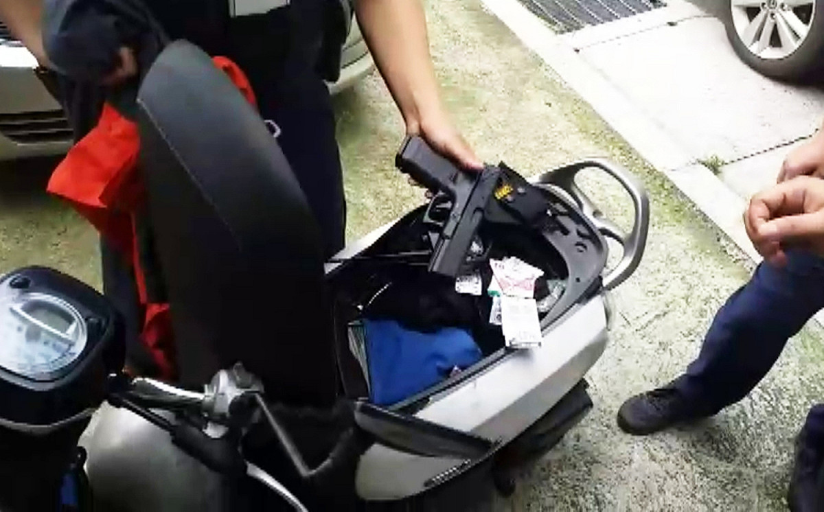 鍾男所騎乘的機車車廂內也搜出BB槍。 圖：桃園分局/提供