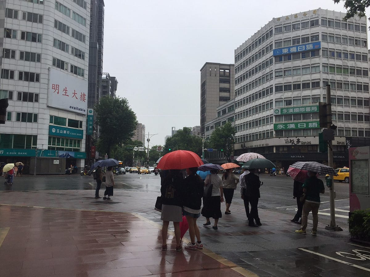 中央氣象局表示，山區及大台北盆地有局部大雨發生的機率，民眾外出最好準備雨具。 圖：閻芝霖/提供