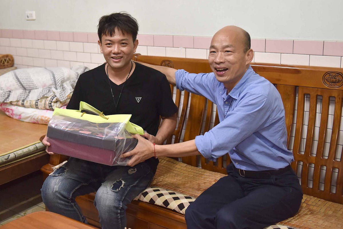 高雄市長韓國瑜（右）關懷單親爸爸盧先生。 圖：高雄市政府／提供