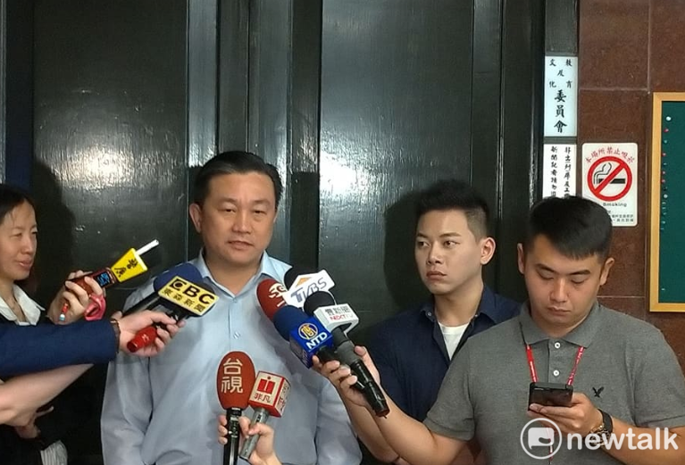 吳子嘉爆料，韓國瑜與王小姐生下一女，韓國瑜駁斥喊告。民王定宇表示，這看起來是藍營內鬥時事情才會跑出來。 圖：陳佩君／攝