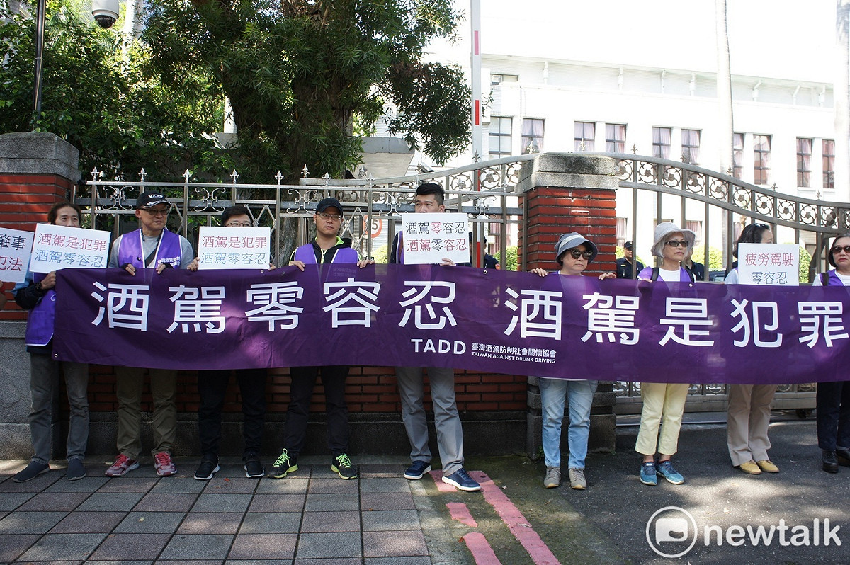立法院會審查期間，民間團體拉起布條表達訴求。 圖:黃建豪/攝