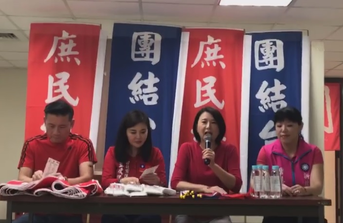 台北市議員王鴻薇(右2)、王欣儀(左2)、戴錫欽(左1)、新北市議員唐慧琳(右1)今上午公布韓粉凱道造勢穿著要求，提醒韓粉們應穿上紅色上衣。 圖：翻攝自王鴻薇臉書